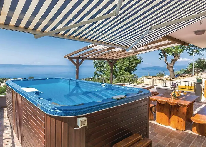 2 Bedroom Beautiful Apartment In Makarska