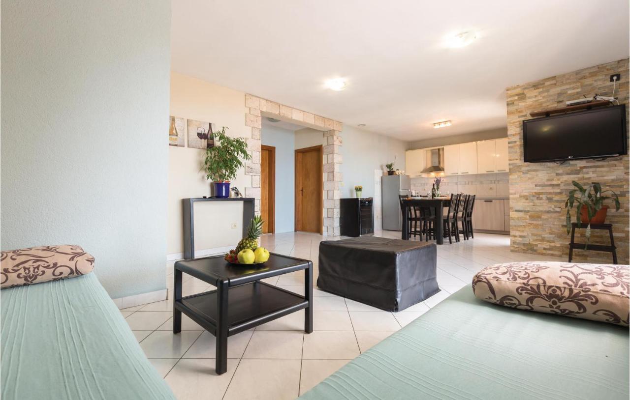 2 Bedroom Beautiful Apartment In Makarska