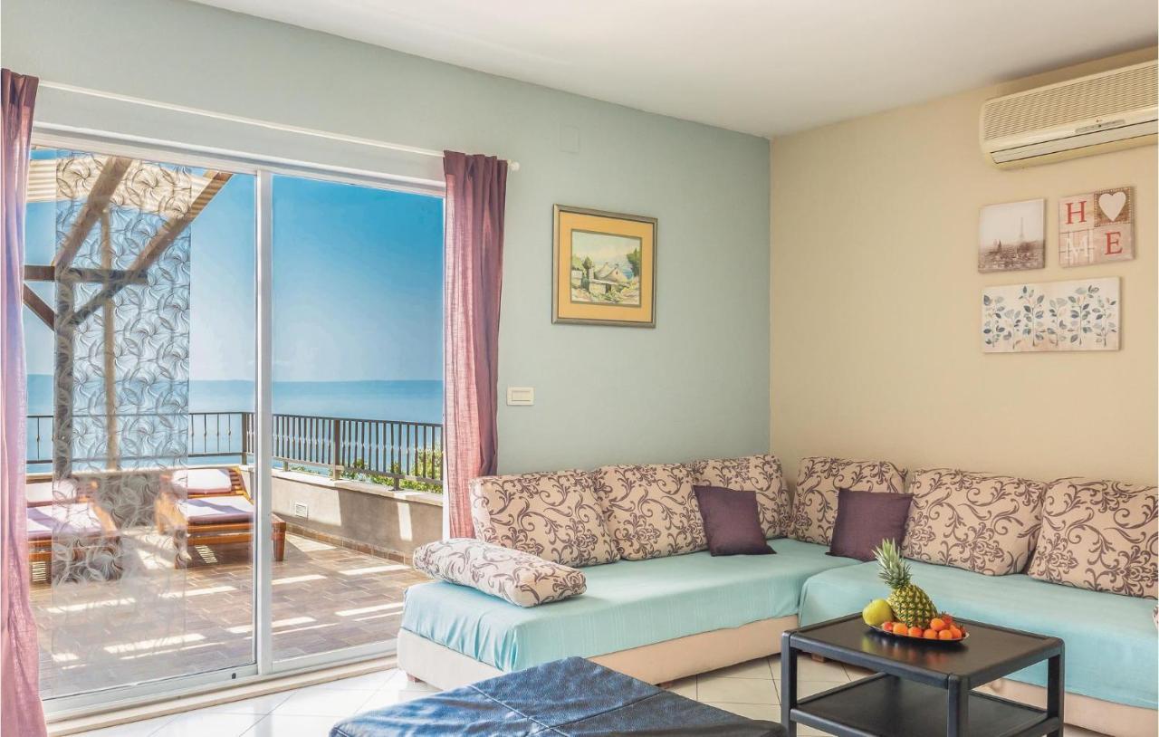 2 Bedroom Beautiful Apartment In Makarska Apartment *
