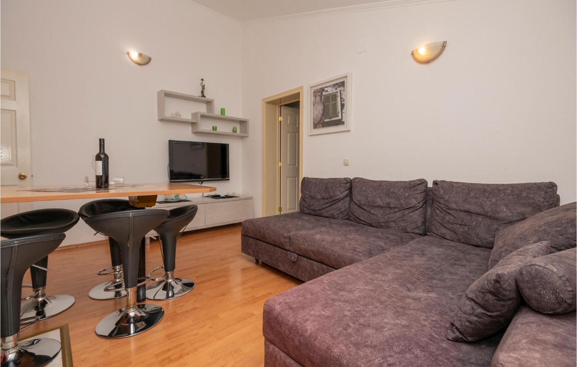 2 Bedroom Beautiful Apartment In Makarska