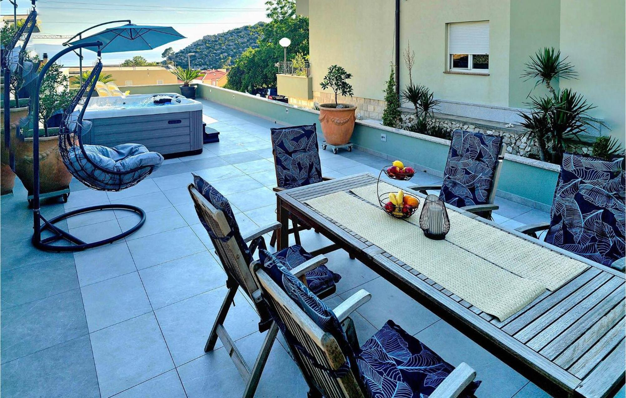 2 Bedroom Beautiful Apartment In Makarska *